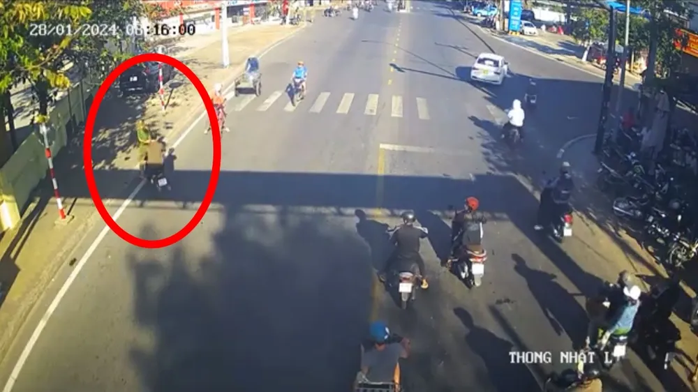 Camera ghi lại cảnh Hưng dùng môtô tông trực diện vào Đại úy Công an. đại úy công an