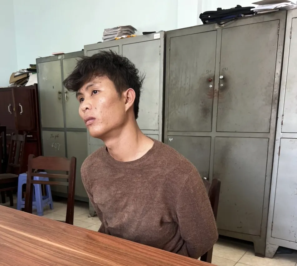 Nguyễn Quốc Hưng tại cơ quan công an. dai-uy-cong-an (2).jpg