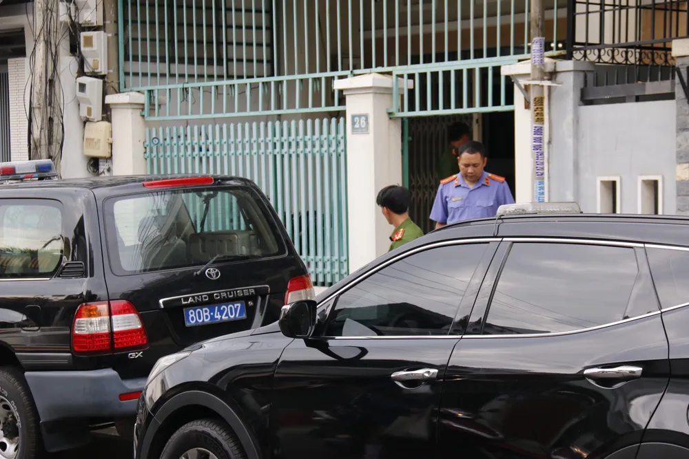 Cơ quan điều tra Bộ Công an và VKSND tối cao thực hiện lệnh khám xét tại nhà ông Nguyễn Ngọc, nguyên Phó Chủ tịch UBND tỉnh Bình Thuận. khai trừ đảng