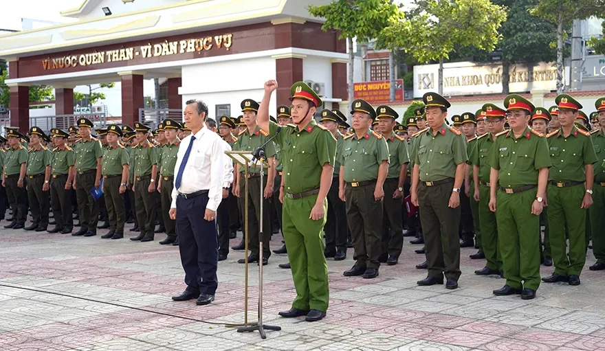 Công an tỉnh Bình Thuận tuyên dương những tập thể, cá nhân xuất sắc dưới cờ Tổ quốc. cuop-tiem-vang (8).jpg