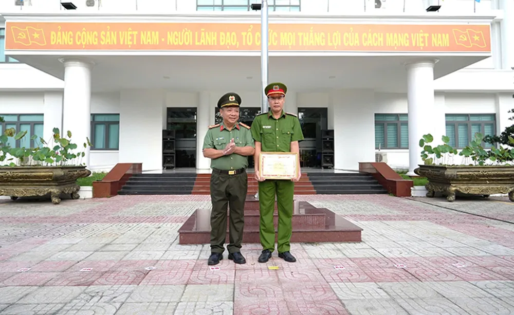 Đại tá Lê Quang Nhân trao bằng khen cho đại diện Đội I, Phòng Cảnh sát hình sự. cướp tiệm vàng