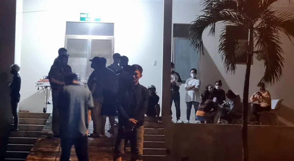 Người nhà nạn nhân tập trung tại Bệnh viện Bình Thuận trong đêm. vu-an-mang (2).jpg
