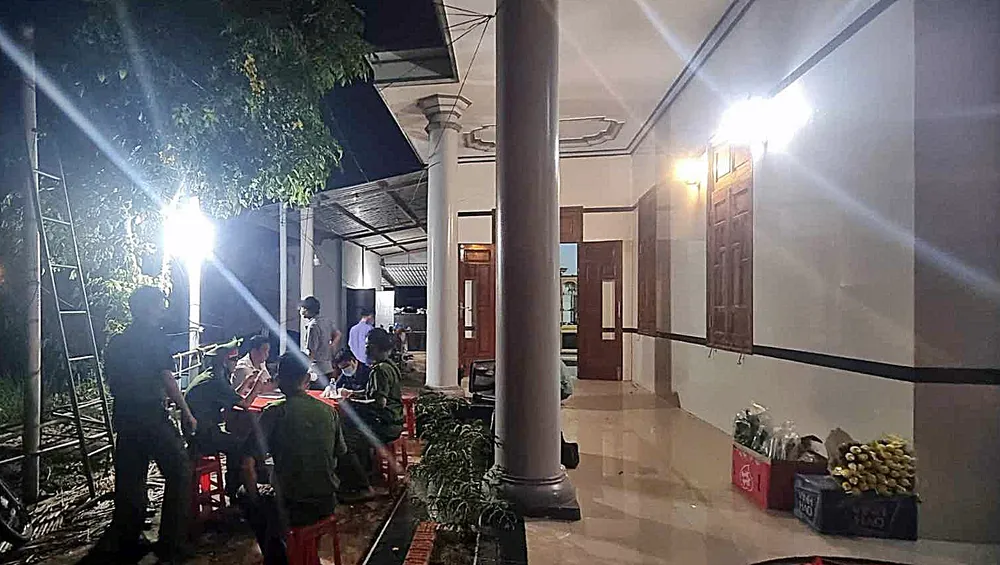 Cơ quan điều tra khám nghiệm hiện trường căn nhà nơi phát hiện người đàn ông đã tử vong. người đàn ông