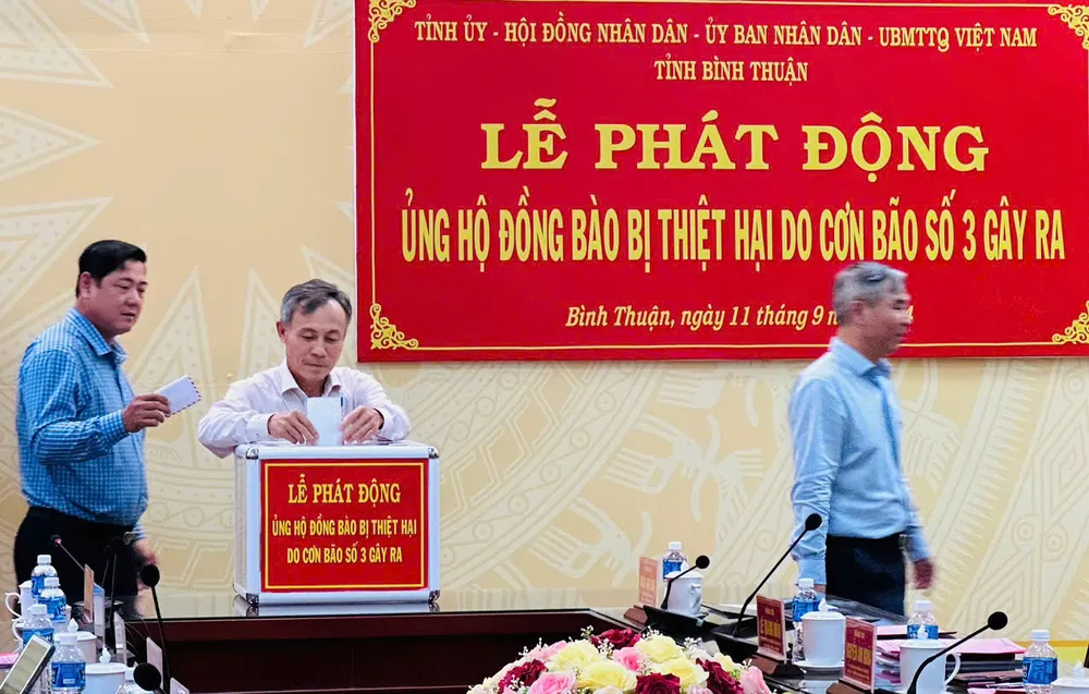 Các đại biểu quyên góp tại lễ phát động. bao-so-3_1.jpg