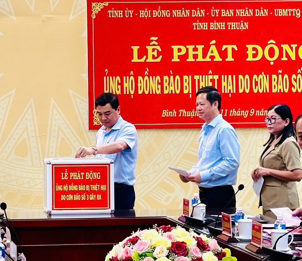 Ông Nguyễn Hoài Anh mở đầu lễ phát động quyên góp ủng hộ đồng bào bị thiệt hại do bão số 3. bão số 3