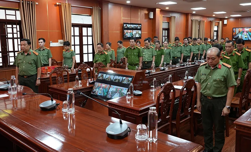 Phút mặc niệm tưởng nhớ các cán bộ, chiến sĩ hy sinh trong quá trình thực hiện nhiệm vụ cứu nạn, cứu hộ và nhân dân thiệt mạng do hậu quả của cơn bão số 3. bão số 3