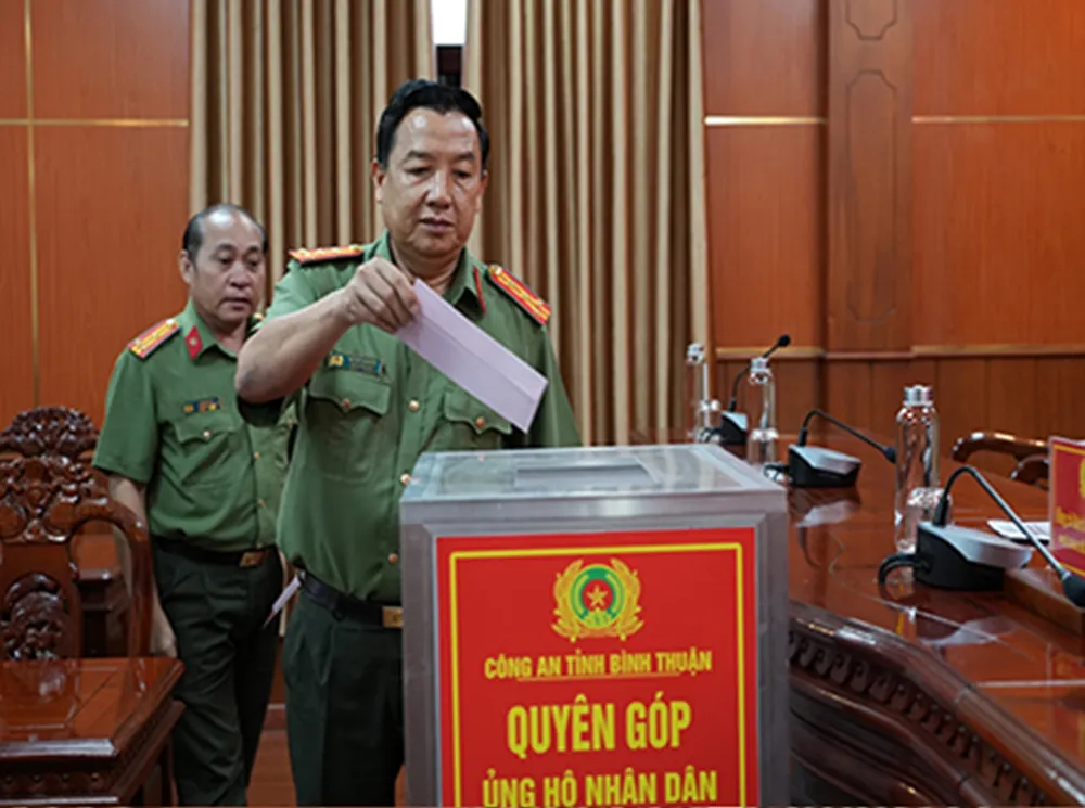 Đại tá Trần Văn Mười mở đầu cuộc quyên góp. bao-so-3 (2).jpg