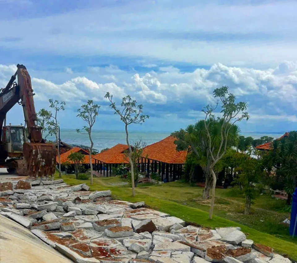 Theo UBND TP Phan Thiết, đến nay đã có 7/10 công trình vi phạm ở Dốc Hoàng Hôn được tháo dỡ. doc-hoang-hon (2).jpg