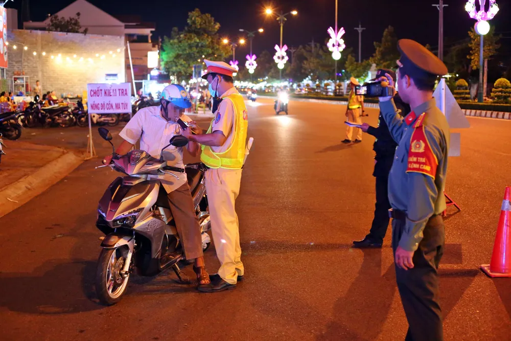 Việc xử lý phải bảo đảm khách quan, công bằng, công khai, nghiêm minh, chính xác, kịp thời, đúng thẩm quyền, trình tự, thủ tục, nghiêm cấm việc bao che, giấu giếm khuyết điểm cho cán bộ, công chức, viên chức vi phạm nồng độ cồn. nồng độ cồn
