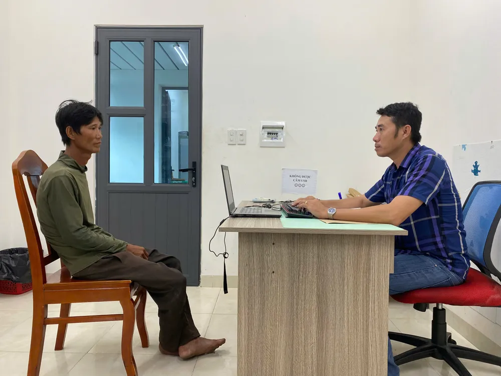 Nguyễn Quốc Hùng tại cơ quan công an. truy nã đặc biệt