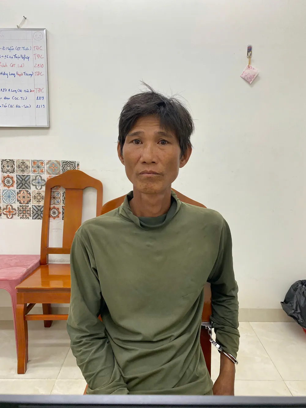 Nguyễn Quốc Hùng tại cơ quan công an. Ảnh: CA truy nã đặc biệt