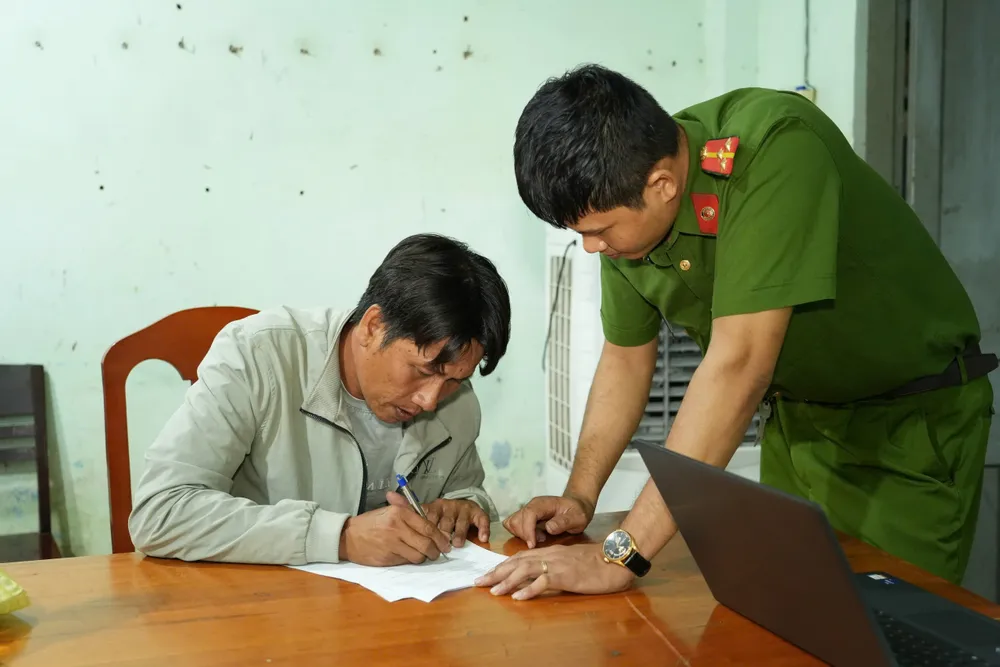 Nguyễn Quốc Huy tại cơ quan Công an. Ảnh: NP thi hành công vụ
