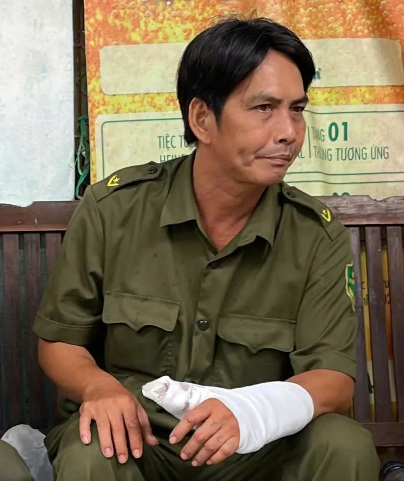 Anh Lê Hữu Khánh bị gãy đốt ngón tay cái và chấn thương vai, chân. Ảnh: NP thi-hanh-cong-vu1.jpg