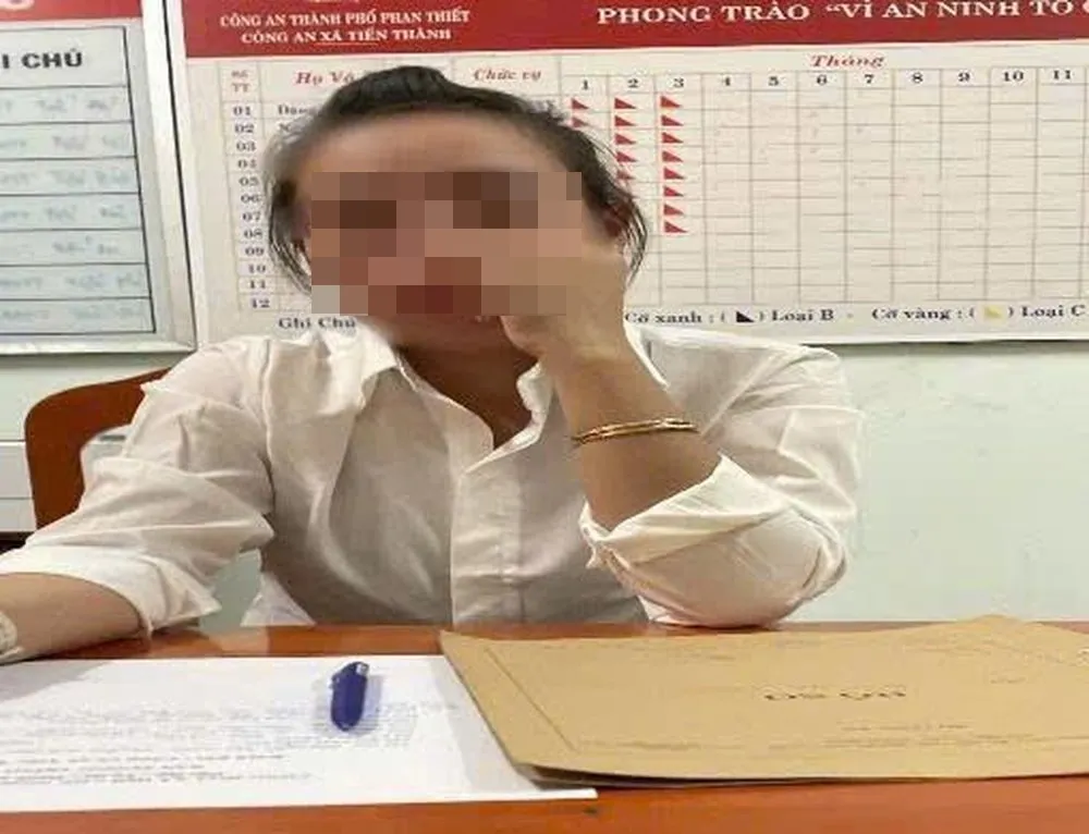Một gái mại dâm bị bắt quả tang đưa về trụ sở công an để lấy lời khai. mua bán dâm