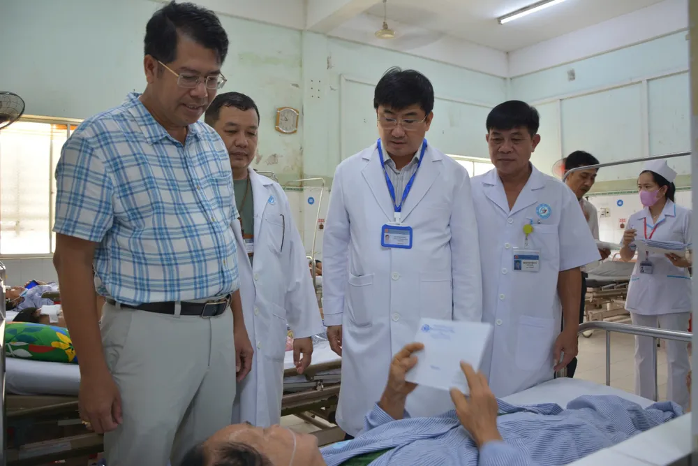 Ông Nguyễn Quốc Nam, Phó Ban An toàn giao thông Bình Thuận đến thăm những hành khách bị thương tại bệnh viện. cao tốc Vĩnh Hảo