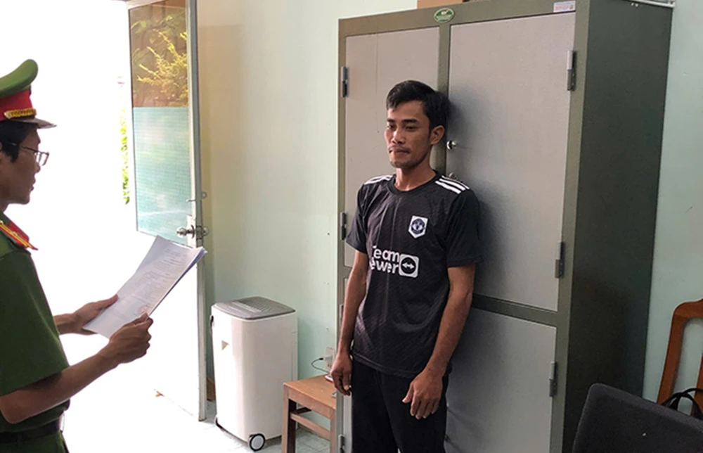 Cơ quan Cảnh sát điều tra Công an tỉnh Bình Thuận công bố quyết định khởi tố Lê Minh Toàn vì hành vi xâm hại con gái của người tình. gã đàn ông