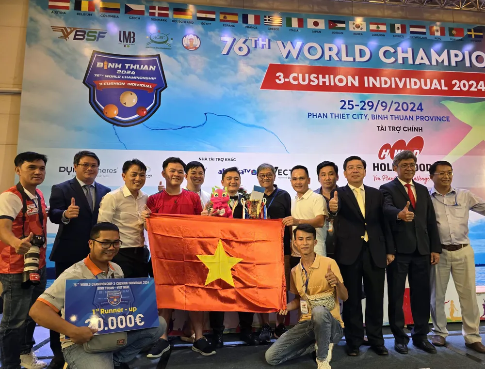 Đồng đội, người hâm mộ, quan chức chụp ảnh lưu niệm cùng á quân Trần Thanh Lực. Ảnh PN. Billiards Carom 3 băng