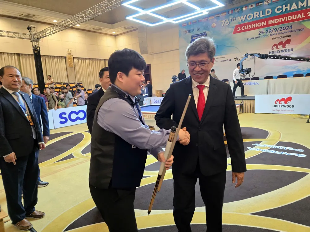 Ông Nguyễn Minh, Phó Chủ tịch UBND tỉnh Bình Thuận chúc mừng Cho. Ảnh: PN Billiards-carom-3-bang (8).jpg