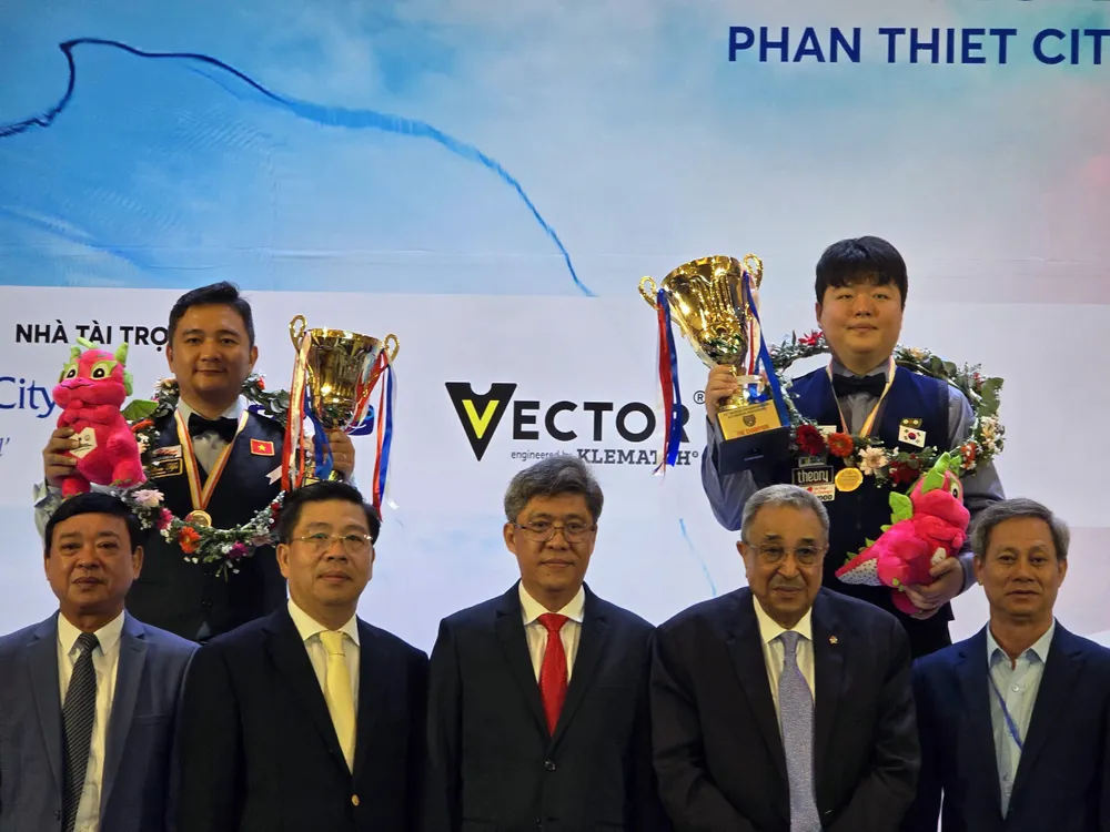 Các quan chức chụp ảnh lưu niệm với 2 tay cơ vào chung kết. Ảnh PN. Billiards-carom-3-bang (9).jpg