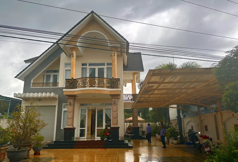 Công an và VKSND tỉnh Bình Thuận phối hợp khám xét nhà riêng Trần Văn Thuận, tức "Tú ác" ngày 20-9. tham-nhung-tieu-cuc (2).jpg