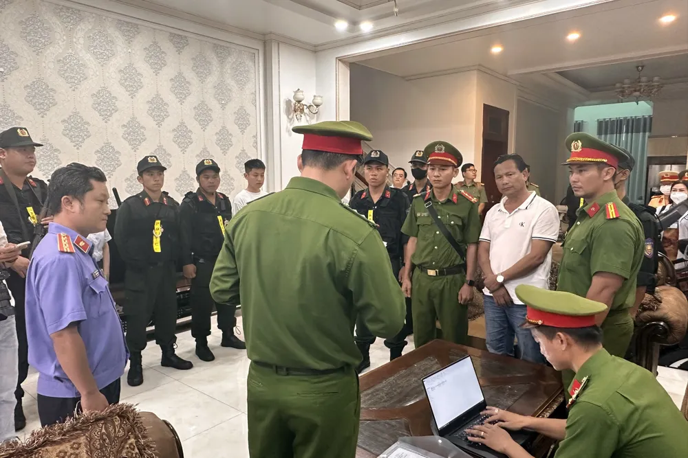 Ngày 20-9-2024, Cơ quan Cảnh sát điều tra đã khởi tố, bắt tạm giam Trần Văn Thuận, Giám đốc Công ty TNHH Long Thái Việt về tội vi phạm các quy định về khai thác tài nguyên. tham-nhung-tieu-cuc (3).jpg