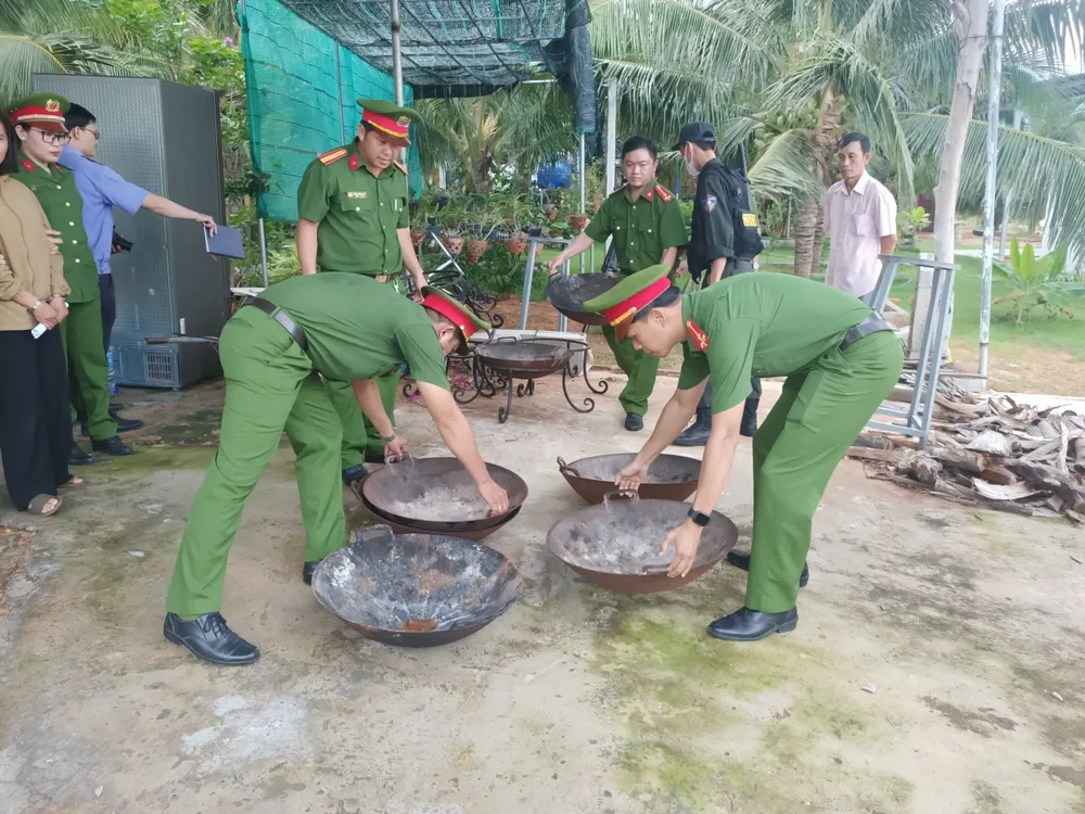 Quá trình khám xét thu giữ rất nhiều vật dụng để cúng bái của tà giáo "Thiên Triều Nam Quốc". thien-trieu-nam-quoc (2).jpg