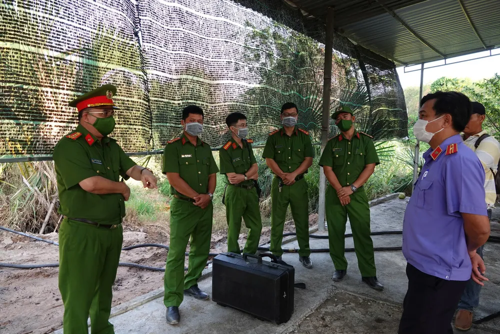 Đại tá Huỳnh Ngọc Liêm (bìa trái) trực tiếp đến hiện trường trao đổi với đại diện VKS trong một chuyên án. duong-day-danh-bac (4).jpg