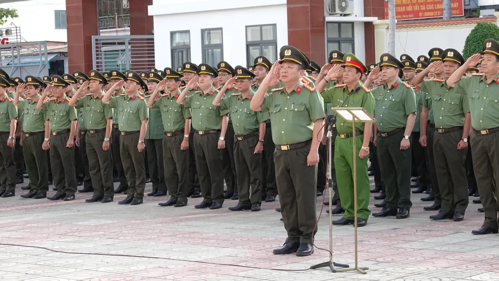 Đại tá Lê Quang Nhân, Giám đốc Công an Bình Thuận chủ trì lễ chào cờ tháng 10-2024. duong-day-danh-bac (5).JPG