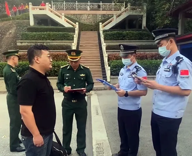 Bàn giao người bị truy nã quốc tế cho Công an Trung Quốc tại cửa khẩu. Ảnh PA08BT. truy nã quốc tế