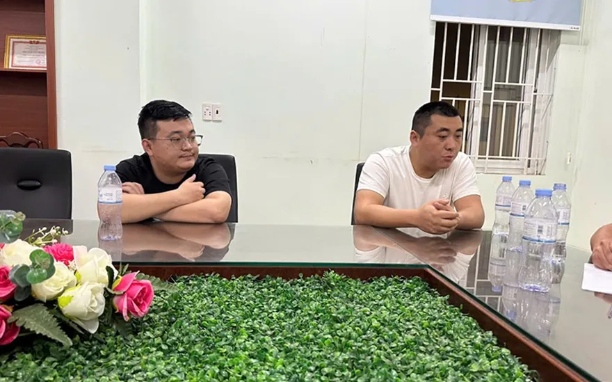 Công an Bình Thuận lấy lời khai Yan Hai Lang và Yan Hai Bin. Ảnh PA08BT. truy-na-quoc-te (2).jpg