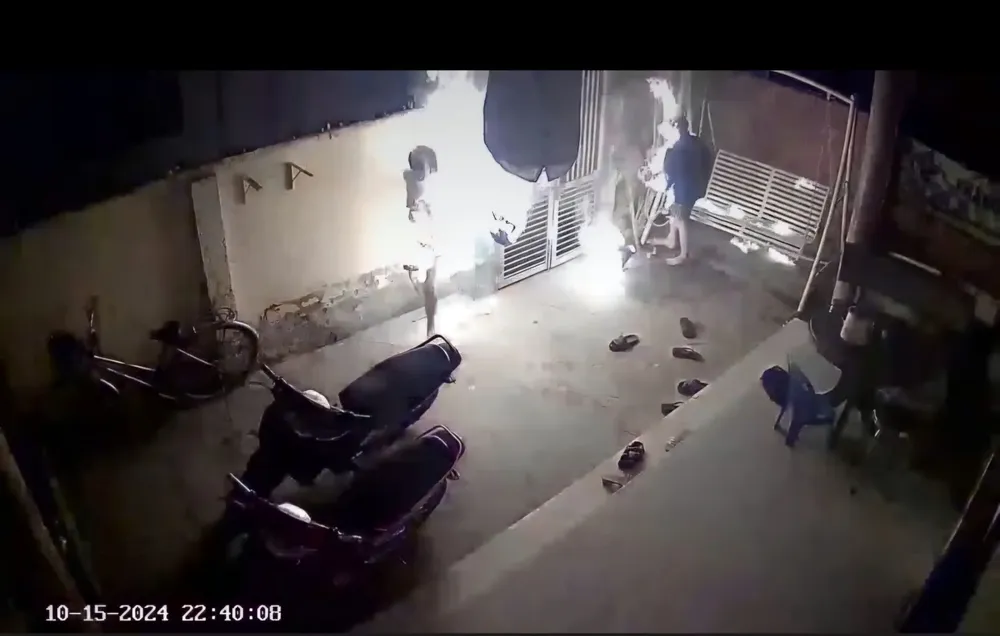 Thời điểm người chồng phóng hỏa qua trích xuất camera. Đang chờ ly hôn, chồng 64 tuổi phóng hỏa khiến hai vợ chồng bị bỏng nặng