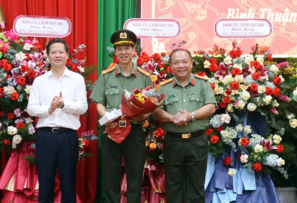 Ông Đoàn Anh Dũng, Chủ tịch UBND tỉnh Bình Thuận và Đại tá Lê Quang Nhân trao quyết định và tặng hoa chúc mừng Đại tá Lê Thanh Hùng. pho-giam-doc1.jpg