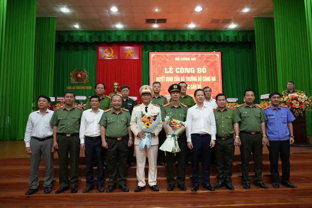 Các đại biểu chúc mừng 2 đại tá Công an nhận nhiệm vụ mới. pho-giam-doc5.jpg