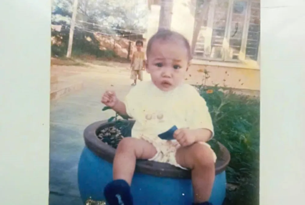 Bé Nguyễn Thị Kim Oanh lúc hơn 1 tuổi chuẩn bị rời Việt Nam. tim-duoc-me (2).jpg
