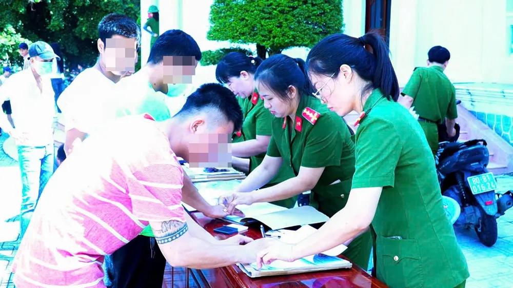 Các phạm nhân nhận giấy chứng nhận chấp hành xong án phạt tù. trại giam Z30D