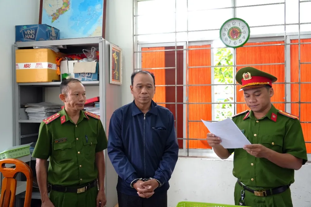Công an đọc lệnh bắt giam Phan Văn Tú. Ảnh Công an Bình Thuận. giấy chứng nhận quyền sử dụng đất