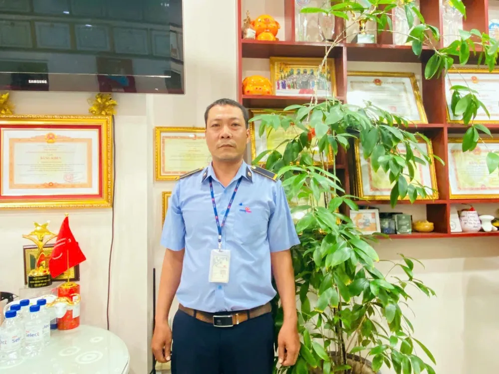 thanh niên chạy grab