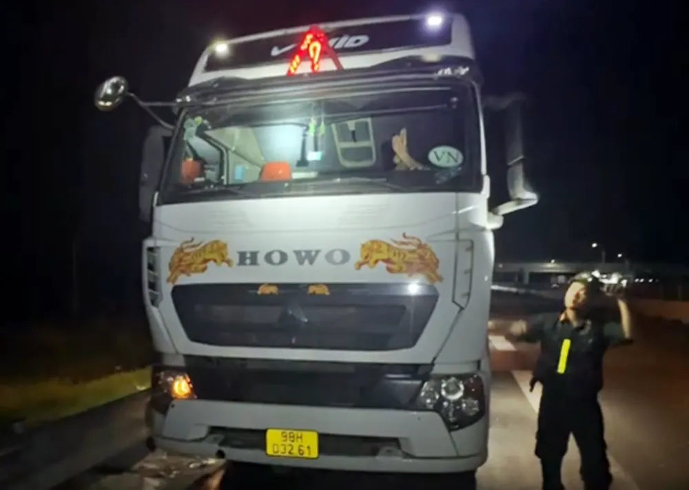 Sau khi uống bia, tài xế dừng xe ngủ trên đường dẫn cao tốc Cam Lâm - Vĩnh Hảo. trạm dừng chân