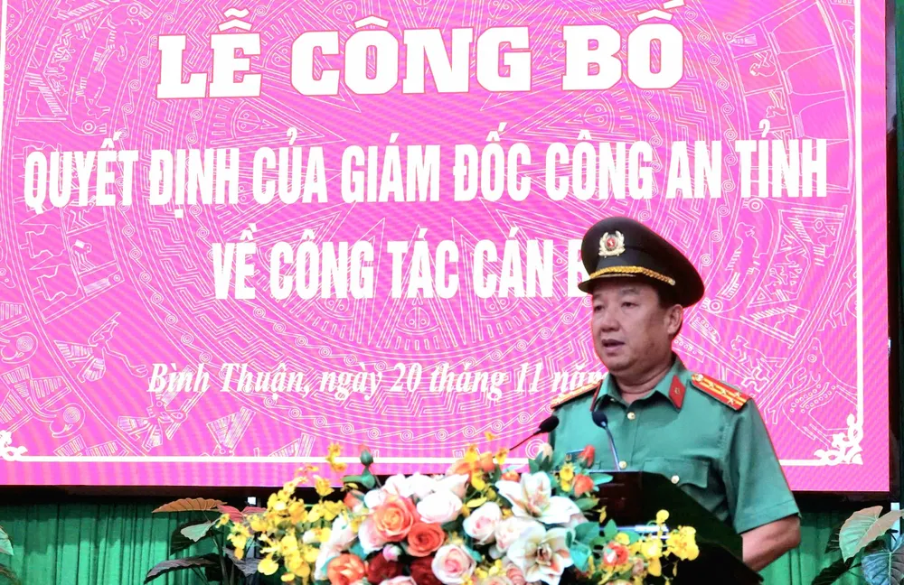 Đại tá Trần Văn Mười phát biểu tại buổi lễ. cong-an-binh-thuan (1).jpg