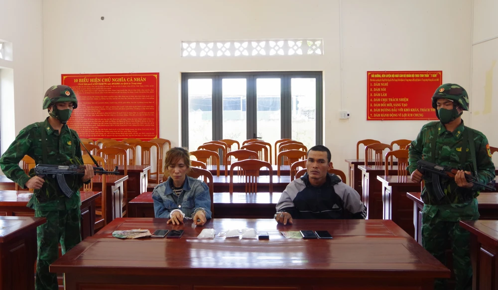 Lê Thị Kim Liên và Nguyễn Hải Hồ cùng tang vật vi phạm tại đồn Biên phòng Phước Lộc. chuyen-an-BT125 (3).JPG