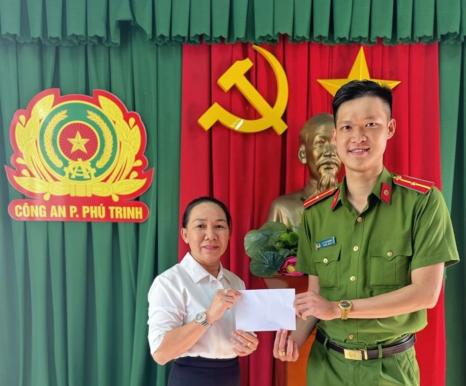 Bà Hoàng Thị Thanh Nga vui mừng nhận lại số tiền tưởng đã mất. người phụ nữ