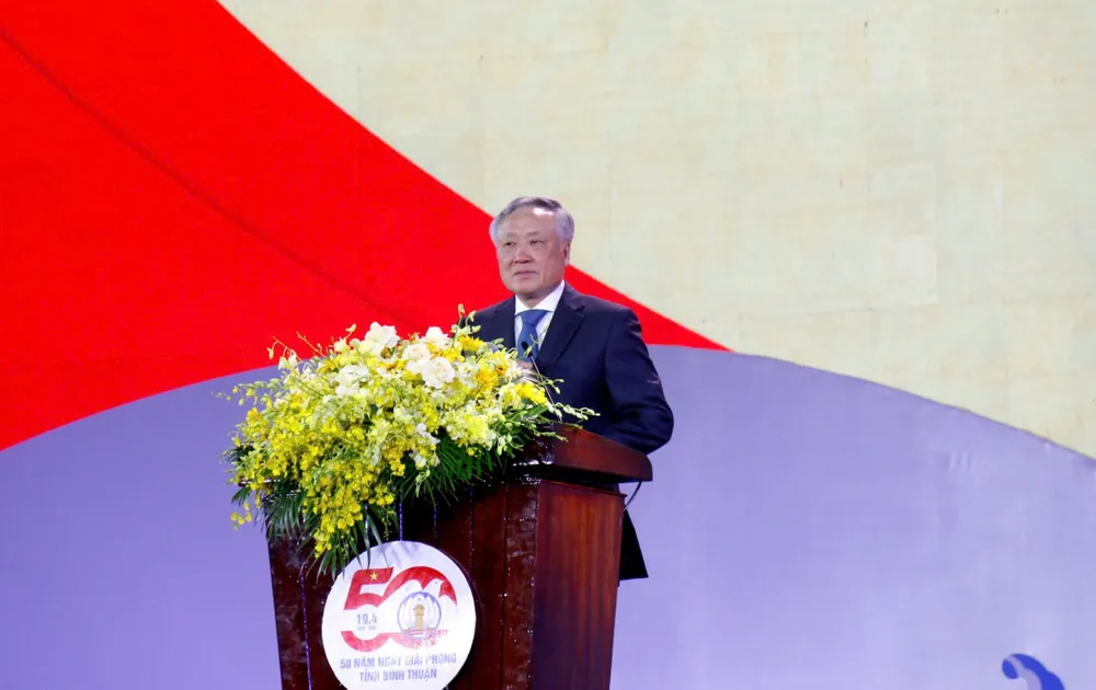 Phó Thủ tướng Thường trực Nguyễn Hòa Bình biểu dương tốc độ tăng trưởng kinh tế của tỉnh Bình Thuận gần đây luôn duy trì ở mức khá so với bình quân chung của cả nước. Ảnh PHƯƠNG NAM. tinh-binh-thuan (3).jpg