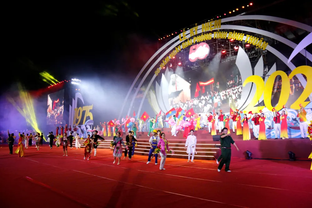 Chương trình ca nhạc chào mừng tại quảng trường Nguyễn Tất Thành, TP Phan Thiết, tỉnh Bình Thuận. Ảnh PHƯƠNG NAM. tỉnh Bình Thuận