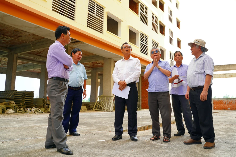 Ông Phan Văn Đăng (thứ 3 từ trái sang), Phó Chủ tịch UBND tỉnh Bình Thuận kiểm tra dự án. Ảnh HỮU TRI so-tai-chinh (1).jpg