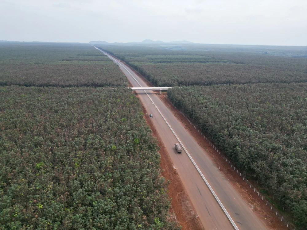 Cao tốc Phan Thiết-Dầu Giây đoạn qua tỉnh Đồng Nai. Ảnh: PHƯƠNG NAM cao-toc-phan-thiet (2).jpg