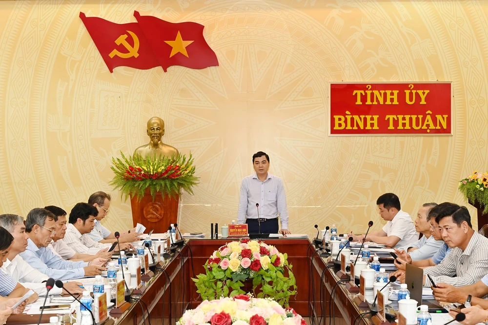 Ông Nguyễn Hoài Anh, Bí thư Tỉnh ủy Bình Thuận chủ trì thảo luận ngày 14-5. Ảnh TTD. cao tốc Phan Thiết