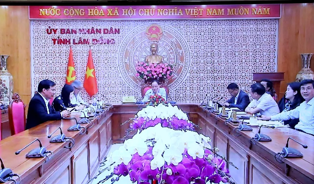 Ông Trần Hồng Thái, Chủ tịch UBND tỉnh Lâm Đồng và các đại biểu tại cuộc họp.