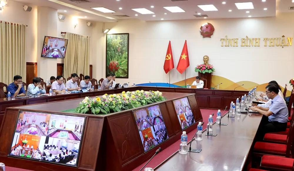 Lãnh đạo UBND tỉnh Bình Thuận họp trực tuyến với lãnh đạo UBND tỉnh Lâm Đồng, Đắk Nông. Ảnh TTD. Tổ giúp việc