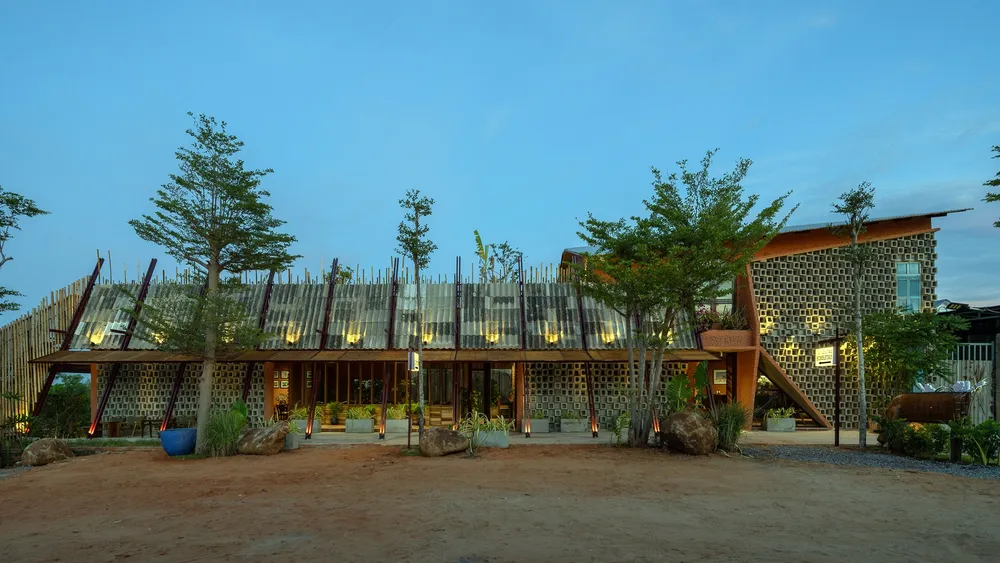 Từ nhà kho bỏ hoang trở thành Chuồn Chuồn Café đầy ấn tượng. chuon-chuon-cafe (7).jpg