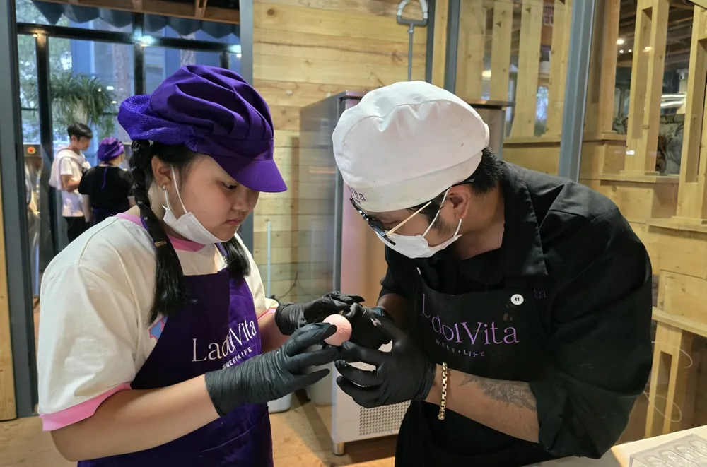 Hướng dẫn du khách tự tay chế biến socola tại Đà Lạt, Lâm Đồng. Ảnh PHƯƠNG NAM. nganh-du-lich (4).jpg